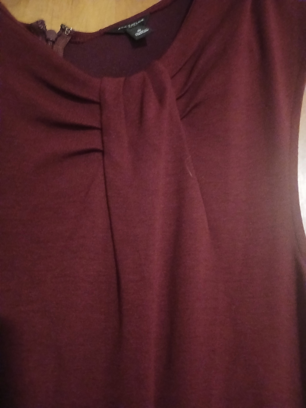 Ann Taylor Sleeveless Dress in Wine. Size 8.